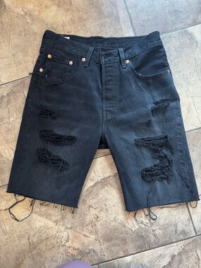 Women’s NWT Levi’s 501 long short shorts distressed